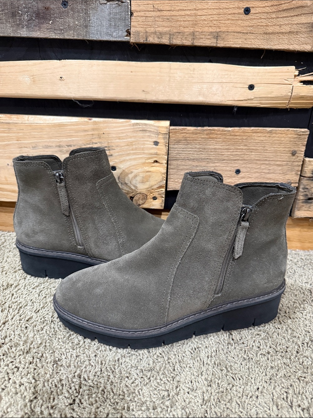 Clarks Airabell Zip Boots Womens 9.5  M Casual Side Zip Wedge Ankle Bootie
Green